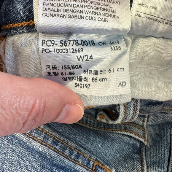 Levi's Mom Jeans High Rise 24 - Picture 9 of 14